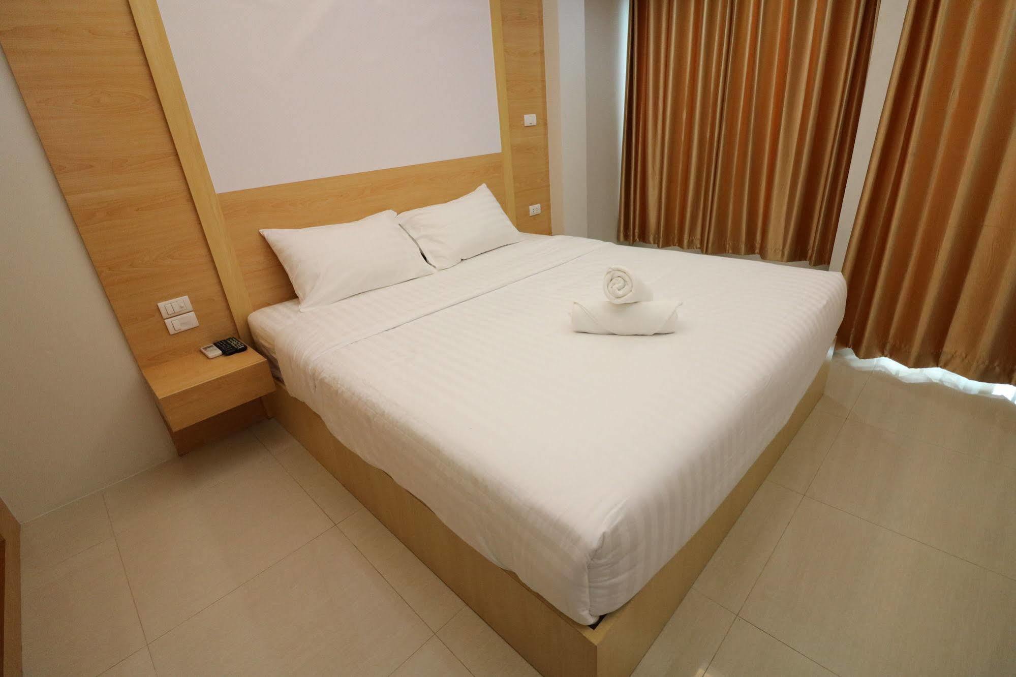 Hotel Calivefornia 2016 Chiang Rai Exterior foto