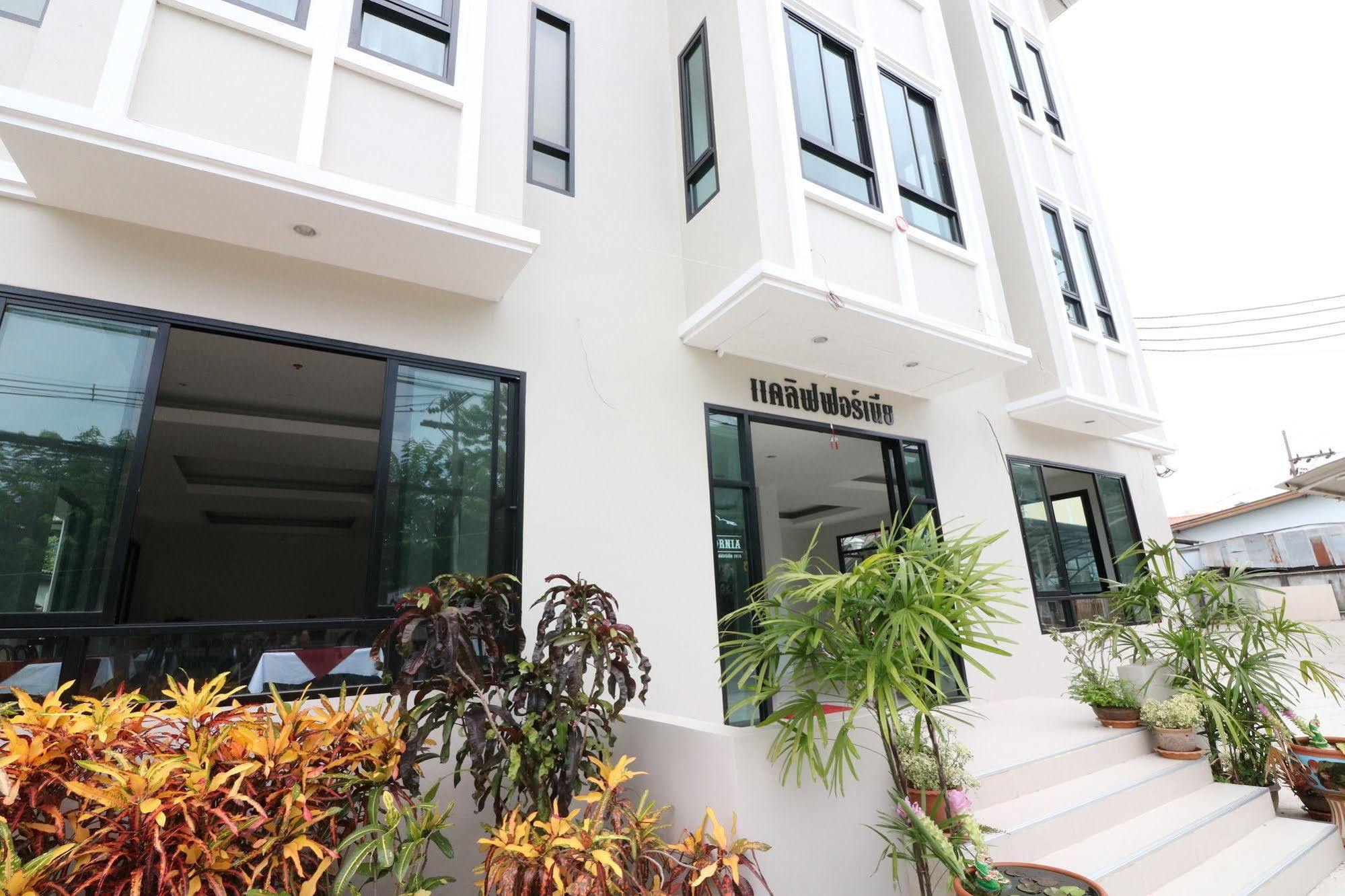 Hotel Calivefornia 2016 Chiang Rai Exterior foto