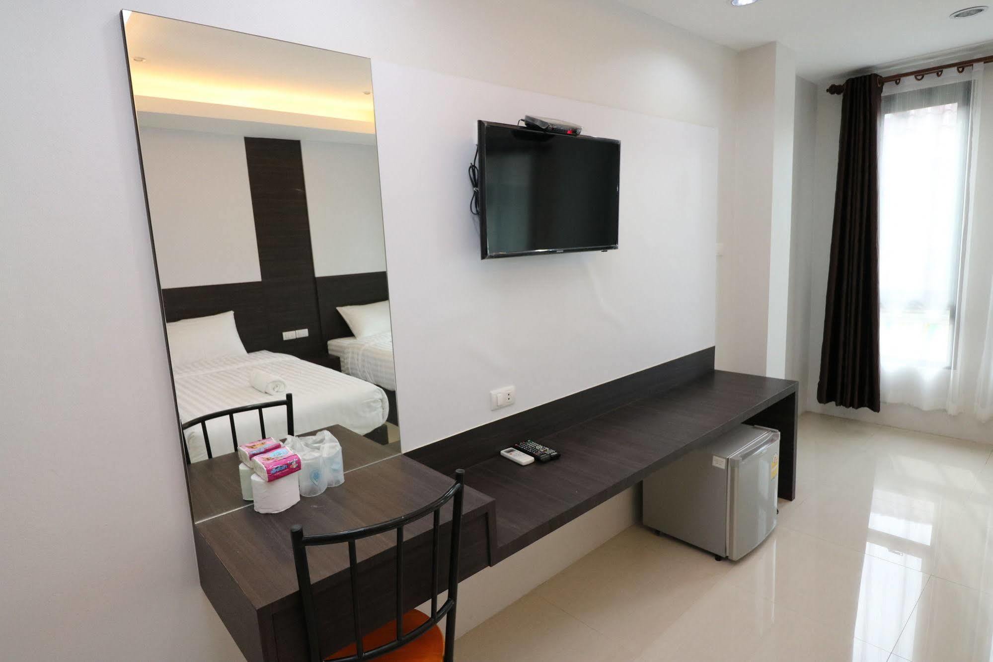 Hotel Calivefornia 2016 Chiang Rai Exterior foto